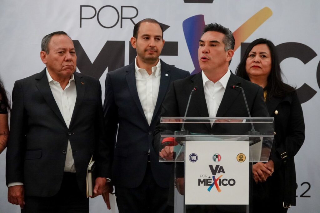 Jesús Zambrano, Marko Cortés y Alejandro Moreno Cárdenas durante la conferencia de la Coalición Va Por México en el hotel Marquis Reforma