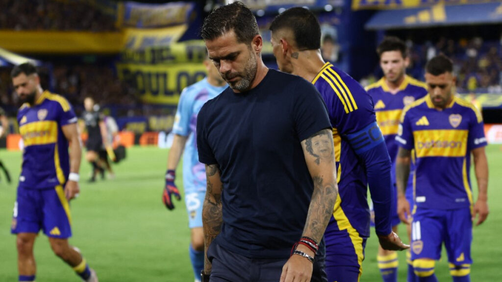 fernando-gago-sale-de-boca-juniors-072506