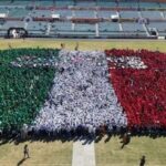 México se anota un récord Guinness con la playera humana de futbol más grande del mundo