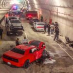 Chocan autos deportivos en carambola dentro de túnel de Tijuana